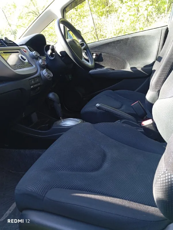 Продам honda fit 2012 год. пробег 81 000 км. правый руль. кпп вариатор. двигатель 1.3,100л. с.едет очень бодро. без ключевой доступ. полный эл. пакет. эл. привод зеркал. режим econ. музыка. кондиционер. обогрев заднего стекла. подушки безопасности водителя и переднего пассажира. abs, eps. все что есть в авто, работает в штатном режиме. автомобиль в отличном состоянии, настоящее японское качество. приобретался мной с японского аукциона 11.2023г. с пробегом 57 415км. оценка 4 балла, аукционный лист в наличии. поставлен на учет в рф 01.2024г. я первый владелец в рф. цена 950 000 торг на бензин. +79592492885 +79381712835 ватсапп, телеграм. г. антрацит 📞 звоните: +7(959)2492885 - фотография - 7