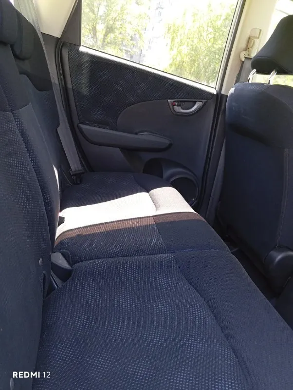 Продам honda fit 2012 год. пробег 81 000 км. правый руль. кпп вариатор. двигатель 1.3,100л. с.едет очень бодро. без ключевой доступ. полный эл. пакет. эл. привод зеркал. режим econ. музыка. кондиционер. обогрев заднего стекла. подушки безопасности водителя и переднего пассажира. abs, eps. все что есть в авто, работает в штатном режиме. автомобиль в отличном состоянии, настоящее японское качество. приобретался мной с японского аукциона 11.2023г. с пробегом 57 415км. оценка 4 балла, аукционный лист в наличии. поставлен на учет в рф 01.2024г. я первый владелец в рф. цена 950 000 торг на бензин. +79592492885 +79381712835 ватсапп, телеграм. г. антрацит 📞 звоните: +7(959)2492885 - фотография - 9