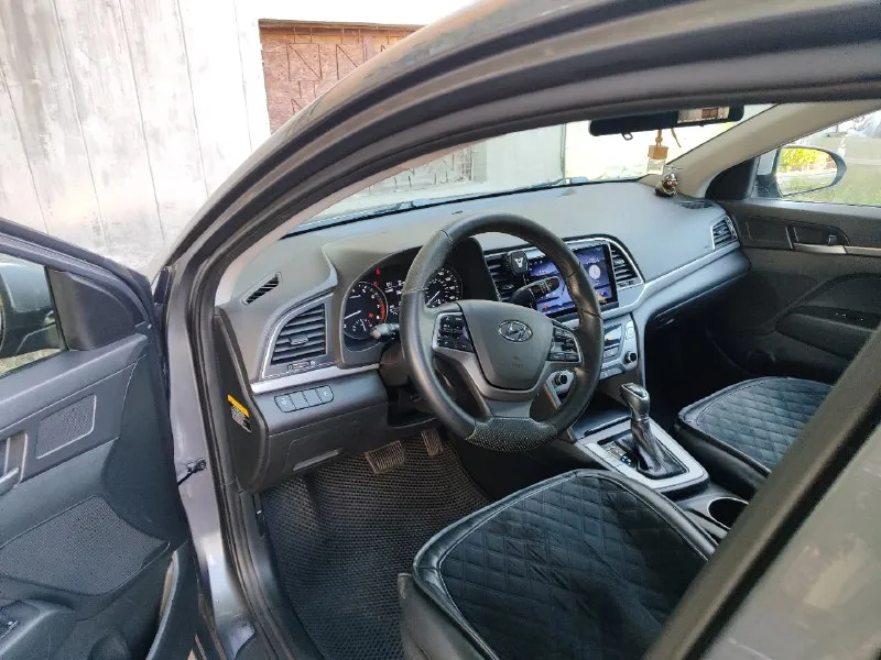 Продам hyundai elantra 2018 года. 2.0л(американка) коробка автомат. 156. тыс родного пробега!!! машина полностью в родной краске. все стекла родные! двигатель без нареканий, масло менялось каждые 5 тыс. км! коробка без нареканий! комплектация: мультируль, 4 стеклоподъёмника, кондиционер холодит хорошо, система курсовой устойчивости, круиз контроль есть sport режим и eco. салон хорошем состоянии! лето на титане. зима на штампах. 5npd74lf1jh345529 цена 1 500 000 руб. осмотр в донецке. любые проверки на вашем сто. +79493607476 📞 звоните: +7(949)3607476 - фотография - 3