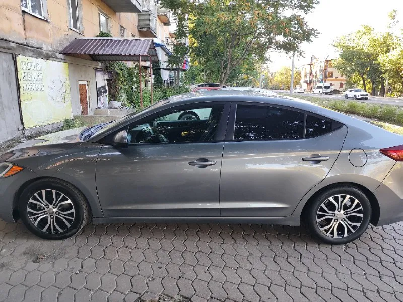 Продам hyundai elantra 2018 года. 2.0л(американка) коробка автомат. 156. тыс родного пробега!!! машина полностью в родной краске. все стекла родные! двигатель без нареканий, масло менялось каждые 5 тыс. км! коробка без нареканий! комплектация: мультируль, 4 стеклоподъёмника, кондиционер холодит хорошо, система курсовой устойчивости, круиз контроль есть sport режим и eco. салон хорошем состоянии! лето на титане. зима на штампах. 5npd74lf1jh345529 цена 1 500 000 руб. осмотр в донецке. любые проверки на вашем сто. +79493607476 📞 звоните: +7(949)3607476 - фотография - 5
