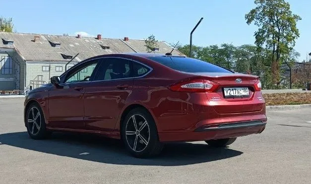 Продам ford fusion se 2014г. 1.5 turbo ecoboost 181 л. с. классический 6 ст. автомат айсин. пробег 163 000 км. на спедометре. цвет кузова maroon. я собственник. 1 владелец в рф по птс, владею 2.5 года, пригоняли с грузии под меня, юридически нет никаких ограничений, все чисто. кожаный черный салон в очень хорошем состоянии с электро регулировками сидений диски r18 на хорошей резине по кузову еть пару незначительных сколов и царапин фото прилагаю, на езду не влияет. авто обслужен и не нуждается во вложениях что по технике что по салону. цена 1🍋130 тыс. адекватная рынку. торг есть у капота автомобиля. по телефону торга нет. всем мира и добра. +79497999032 📞 звоните: +7(949)7999032 - фотография - 2