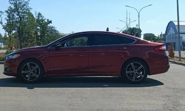 Продам ford fusion se 2014г. 1.5 turbo ecoboost 181 л. с. классический 6 ст. автомат айсин. пробег 163 000 км. на спедометре. цвет кузова maroon. я собственник. 1 владелец в рф по птс, владею 2.5 года, пригоняли с грузии под меня, юридически нет никаких ограничений, все чисто. кожаный черный салон в очень хорошем состоянии с электро регулировками сидений диски r18 на хорошей резине по кузову еть пару незначительных сколов и царапин фото прилагаю, на езду не влияет. авто обслужен и не нуждается во вложениях что по технике что по салону. цена 1🍋130 тыс. адекватная рынку. торг есть у капота автомобиля. по телефону торга нет. всем мира и добра. +79497999032 📞 звоните: +7(949)7999032 - фотография - 3