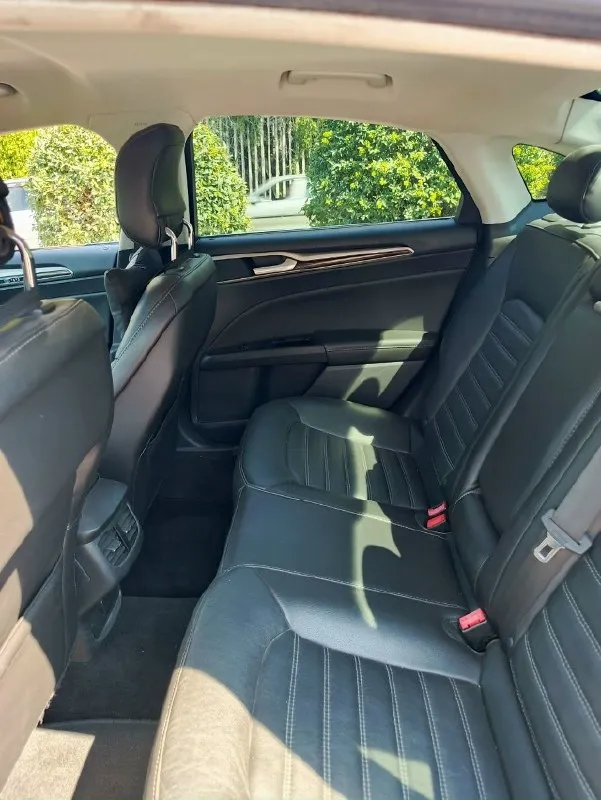 Продам ford fusion se 2014г. 1.5 turbo ecoboost 181 л. с. классический 6 ст. автомат айсин. пробег 163 000 км. на спедометре. цвет кузова maroon. я собственник. 1 владелец в рф по птс, владею 2.5 года, пригоняли с грузии под меня, юридически нет никаких ограничений, все чисто. кожаный черный салон в очень хорошем состоянии с электро регулировками сидений диски r18 на хорошей резине по кузову еть пару незначительных сколов и царапин фото прилагаю, на езду не влияет. авто обслужен и не нуждается во вложениях что по технике что по салону. цена 1🍋130 тыс. адекватная рынку. торг есть у капота автомобиля. по телефону торга нет. всем мира и добра. +79497999032 📞 звоните: +7(949)7999032 - фотография - 7