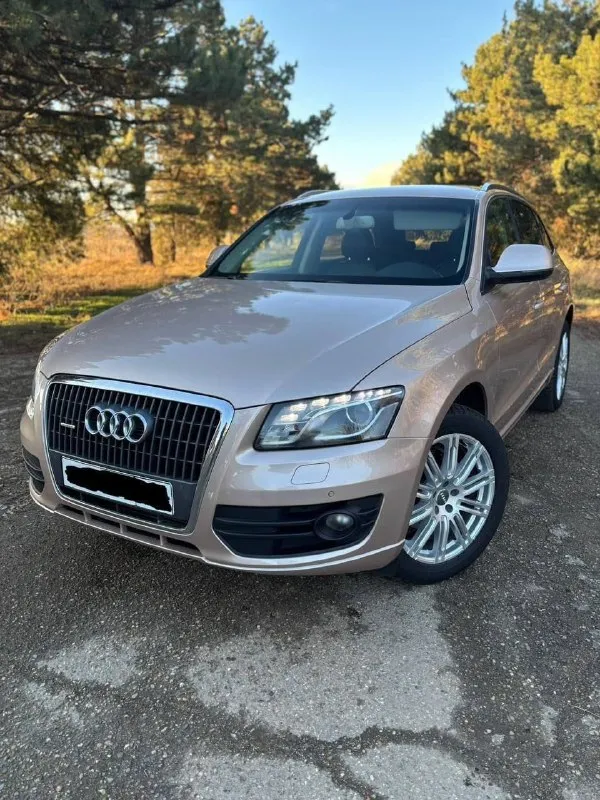 Audi q5. 2010г. пробег 189.000 км (100%) мотор 2 литра 211 л. с. (quattro) у автомобиля со дня покупки один хозяин. оригинальный птс. автотека зелёная. салон в идеальном состоянии. комплектация: кожаный салон 2 электро сидения двух-зонный климат датчик света, дождя и слепых зон музыка премиум класса круиз контроль адаптивный свет би ксенон. по мотору и коробке было произведено регламентное то. заменены все масла и жидкости. ходовая часть без единого стука и скрипа. колеса r19 на дорогой резине continental. два ключа. цена: 1 350. 000 аргументированный торг. феникс: +7 (949) 445-02-80 осмотр г. донецк. - фотография - 1