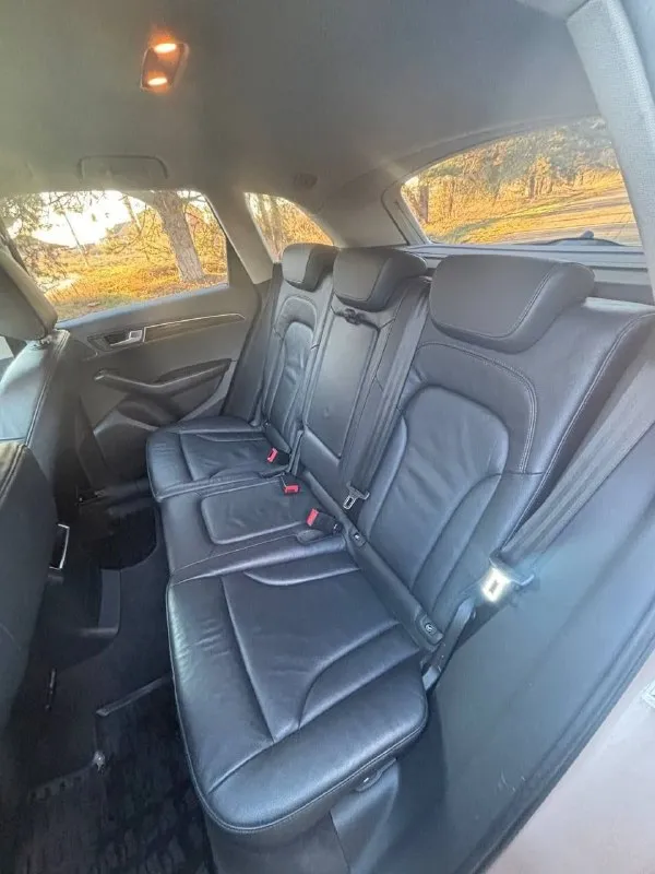 Audi q5. 2010г. пробег 189.000 км (100%) мотор 2 литра 211 л. с. (quattro) у автомобиля со дня покупки один хозяин. оригинальный птс. автотека зелёная. салон в идеальном состоянии. комплектация: кожаный салон 2 электро сидения двух-зонный климат датчик света, дождя и слепых зон музыка премиум класса круиз контроль адаптивный свет би ксенон. по мотору и коробке было произведено регламентное то. заменены все масла и жидкости. ходовая часть без единого стука и скрипа. колеса r19 на дорогой резине continental. два ключа. цена: 1 350. 000 аргументированный торг. феникс: +7 (949) 445-02-80 осмотр г. донецк. - фотография - 10
