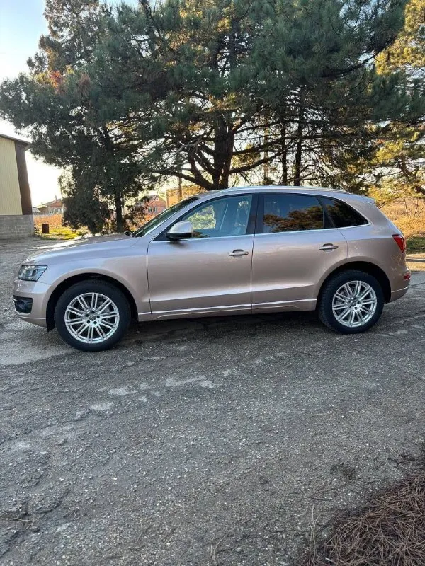 Audi q5. 2010г. пробег 189.000 км (100%) мотор 2 литра 211 л. с. (quattro) у автомобиля со дня покупки один хозяин. оригинальный птс. автотека зелёная. салон в идеальном состоянии. комплектация: кожаный салон 2 электро сидения двух-зонный климат датчик света, дождя и слепых зон музыка премиум класса круиз контроль адаптивный свет би ксенон. по мотору и коробке было произведено регламентное то. заменены все масла и жидкости. ходовая часть без единого стука и скрипа. колеса r19 на дорогой резине continental. два ключа. цена: 1 350. 000 аргументированный торг. феникс: +7 (949) 445-02-80 осмотр г. донецк. - фотография - 2