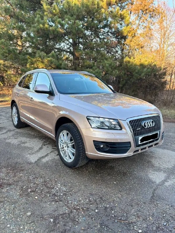 Audi q5. 2010г. пробег 189.000 км (100%) мотор 2 литра 211 л. с. (quattro) у автомобиля со дня покупки один хозяин. оригинальный птс. автотека зелёная. салон в идеальном состоянии. комплектация: кожаный салон 2 электро сидения двух-зонный климат датчик света, дождя и слепых зон музыка премиум класса круиз контроль адаптивный свет би ксенон. по мотору и коробке было произведено регламентное то. заменены все масла и жидкости. ходовая часть без единого стука и скрипа. колеса r19 на дорогой резине continental. два ключа. цена: 1 350. 000 аргументированный торг. феникс: +7 (949) 445-02-80 осмотр г. донецк. - фотография - 4