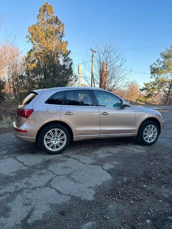 Audi q5. 2010г. пробег 189.000 км (100%) мотор 2 литра 211 л. с. (quattro) у автомобиля со дня покупки один хозяин. оригинальный птс. автотека зелёная. салон в идеальном состоянии. комплектация: кожаный салон 2 электро сидения двух-зонный климат датчик света, дождя и слепых зон музыка премиум класса круиз контроль адаптивный свет би ксенон. по мотору и коробке было произведено регламентное то. заменены все масла и жидкости. ходовая часть без единого стука и скрипа. колеса r19 на дорогой резине continental. два ключа. цена: 1 350. 000 аргументированный торг. феникс: +7 (949) 445-02-80 осмотр г. донецк. - фотография - 5