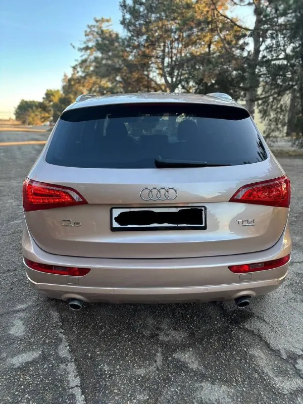 Audi q5. 2010г. пробег 189.000 км (100%) мотор 2 литра 211 л. с. (quattro) у автомобиля со дня покупки один хозяин. оригинальный птс. автотека зелёная. салон в идеальном состоянии. комплектация: кожаный салон 2 электро сидения двух-зонный климат датчик света, дождя и слепых зон музыка премиум класса круиз контроль адаптивный свет би ксенон. по мотору и коробке было произведено регламентное то. заменены все масла и жидкости. ходовая часть без единого стука и скрипа. колеса r19 на дорогой резине continental. два ключа. цена: 1 350. 000 аргументированный торг. феникс: +7 (949) 445-02-80 осмотр г. донецк. - фотография - 6