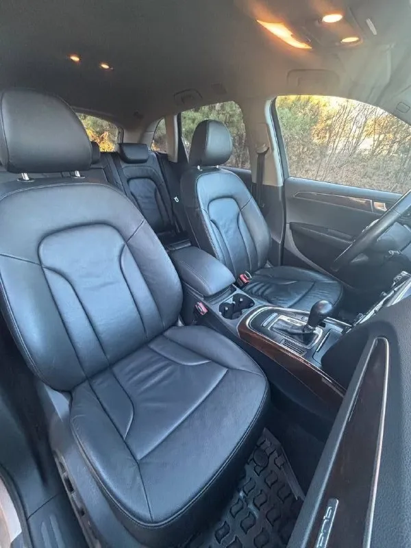 Audi q5. 2010г. пробег 189.000 км (100%) мотор 2 литра 211 л. с. (quattro) у автомобиля со дня покупки один хозяин. оригинальный птс. автотека зелёная. салон в идеальном состоянии. комплектация: кожаный салон 2 электро сидения двух-зонный климат датчик света, дождя и слепых зон музыка премиум класса круиз контроль адаптивный свет би ксенон. по мотору и коробке было произведено регламентное то. заменены все масла и жидкости. ходовая часть без единого стука и скрипа. колеса r19 на дорогой резине continental. два ключа. цена: 1 350. 000 аргументированный торг. феникс: +7 (949) 445-02-80 осмотр г. донецк. - фотография - 7