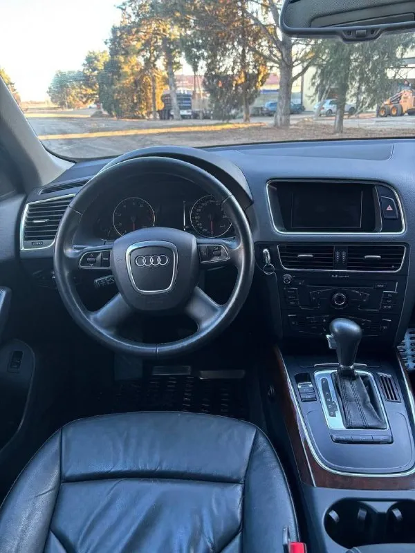 Audi q5. 2010г. пробег 189.000 км (100%) мотор 2 литра 211 л. с. (quattro) у автомобиля со дня покупки один хозяин. оригинальный птс. автотека зелёная. салон в идеальном состоянии. комплектация: кожаный салон 2 электро сидения двух-зонный климат датчик света, дождя и слепых зон музыка премиум класса круиз контроль адаптивный свет би ксенон. по мотору и коробке было произведено регламентное то. заменены все масла и жидкости. ходовая часть без единого стука и скрипа. колеса r19 на дорогой резине continental. два ключа. цена: 1 350. 000 аргументированный торг. феникс: +7 (949) 445-02-80 осмотр г. донецк. - фотография - 8