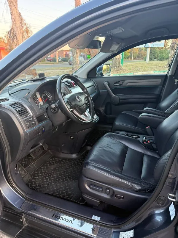 Honda crv - 2009 год, покупался авто в 2010 году на официальном дилере, объём двигателя 2.4, 205 тысяч км пробег родной! самая полная комплектация с порогами, слепыми зонами, проекция, подогревами и много чего другого для комфортной езды, два комплекта зима лето диски с резиной, автомобиль в идеальном состоянии, я собственник, машина в семье 10 лет. комплект ключей, история обслуживания, для более подробной информации звонить +79495180296 цена 1🍋380 или обмен 📲 tg:. ... 📞 звоните: +7(949)5180296 - фотография - 7