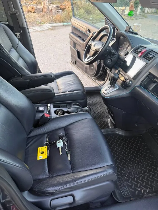 Honda crv - 2009 год, покупался авто в 2010 году на официальном дилере, объём двигателя 2.4, 205 тысяч км пробег родной! самая полная комплектация с порогами, слепыми зонами, проекция, подогревами и много чего другого для комфортной езды, два комплекта зима лето диски с резиной, автомобиль в идеальном состоянии, я собственник, машина в семье 10 лет. комплект ключей, история обслуживания, для более подробной информации звонить +79495180296 цена 1🍋380 или обмен 📲 tg:. ... 📞 звоните: +7(949)5180296 - фотография - 8