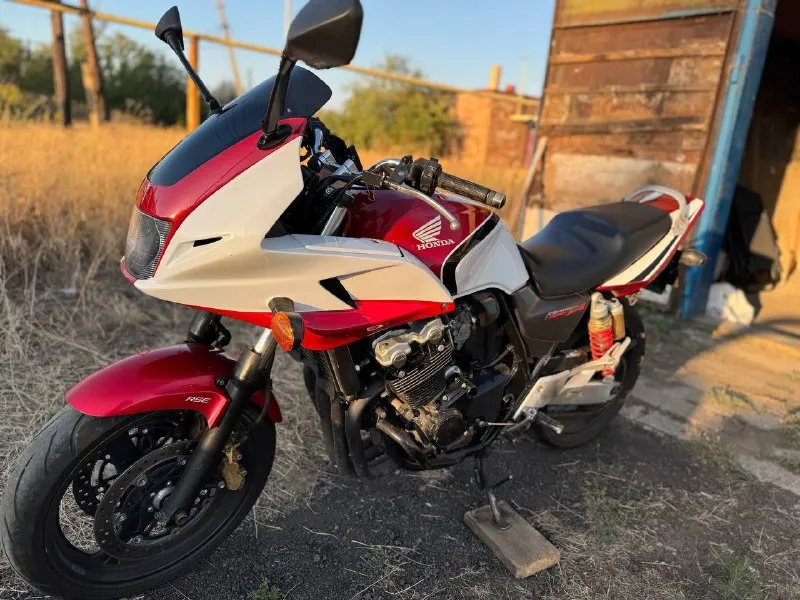 Honda cb 400 boldor 2007 года пробег 34000 объем 399 л. с 53 разгон до 100км/ч 5 сек купил 1 апреля)) в москве. заменил масла, фильтра, едет без всяких нареканий, все работает без исключений, расходники на следующей сезон хватит железно. в отличном состоянии для своих лет цена 390000 документы в порядке, продаю по дкп. осмотр г. торез +79497021894 📞 звоните: +7(949)7021894 - фотография - 2