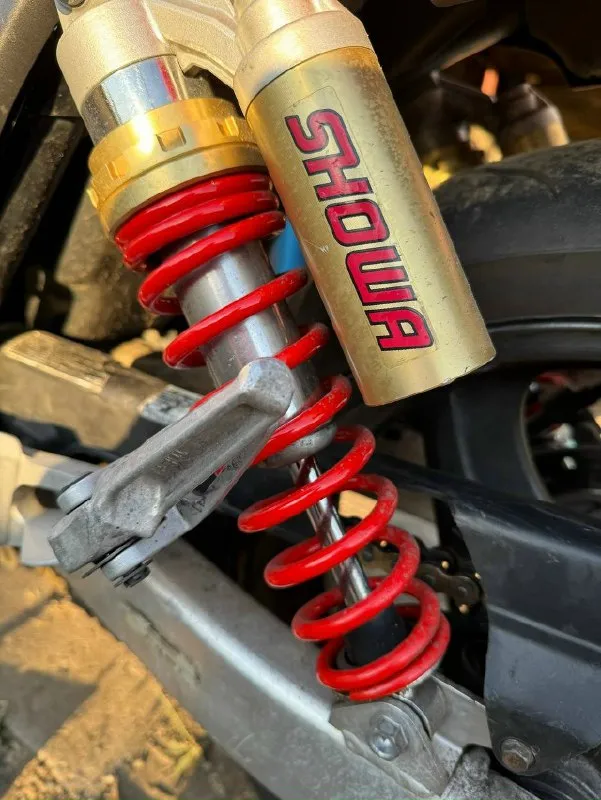 Honda cb 400 boldor 2007 года пробег 34000 объем 399 л. с 53 разгон до 100км/ч 5 сек купил 1 апреля)) в москве. заменил масла, фильтра, едет без всяких нареканий, все работает без исключений, расходники на следующей сезон хватит железно. в отличном состоянии для своих лет цена 390000 документы в порядке, продаю по дкп. осмотр г. торез +79497021894 📞 звоните: +7(949)7021894 - фотография - 4