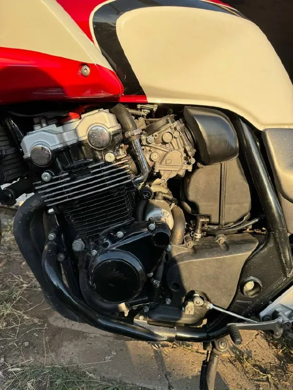 Honda cb 400 boldor 2007 года пробег 34000 объем 399 л. с 53 разгон до 100км/ч 5 сек купил 1 апреля)) в москве. заменил масла, фильтра, едет без всяких нареканий, все работает без исключений, расходники на следующей сезон хватит железно. в отличном состоянии для своих лет цена 390000 документы в порядке, продаю по дкп. осмотр г. торез +79497021894 📞 звоните: +7(949)7021894 - фотография - 5