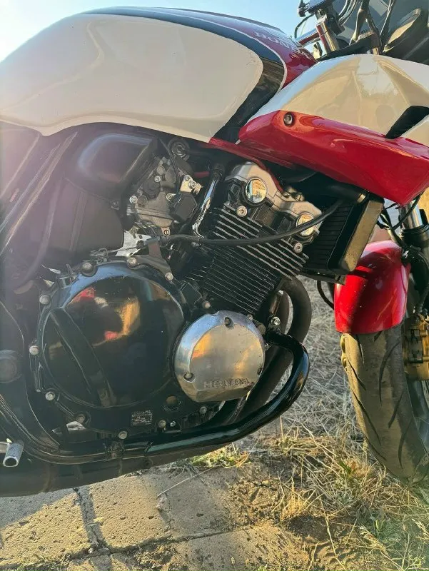 Honda cb 400 boldor 2007 года пробег 34000 объем 399 л. с 53 разгон до 100км/ч 5 сек купил 1 апреля)) в москве. заменил масла, фильтра, едет без всяких нареканий, все работает без исключений, расходники на следующей сезон хватит железно. в отличном состоянии для своих лет цена 390000 документы в порядке, продаю по дкп. осмотр г. торез +79497021894 📞 звоните: +7(949)7021894 - фотография - 6