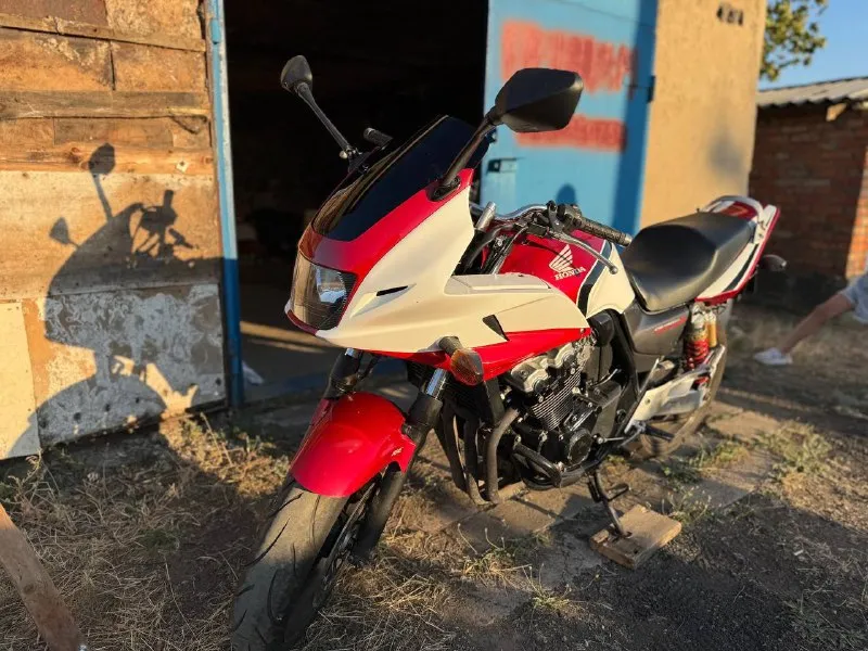 Honda cb 400 boldor 2007 года пробег 34000 объем 399 л. с 53 разгон до 100км/ч 5 сек купил 1 апреля)) в москве. заменил масла, фильтра, едет без всяких нареканий, все работает без исключений, расходники на следующей сезон хватит железно. в отличном состоянии для своих лет цена 390000 документы в порядке, продаю по дкп. осмотр г. торез +79497021894 📞 звоните: +7(949)7021894 - фотография - 8
