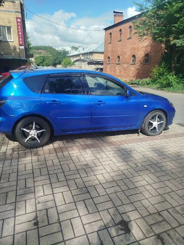Продам mazda 3 вк,2004 года. мотор 2.0 на механике. салон не затерт, стеклоподъёмники, люк, обогрев зеркал, кондёр холодит, печка греет, два ключа и два брелка, я хозяин полное переоформление. машина в макеевке, вопросы в личку или по номеру+79493680595 цена 550т. 📞 звоните: +7(949)3680595 - фотография - 4