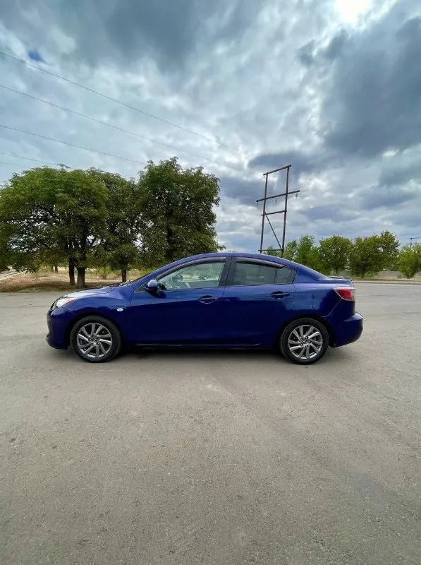 В продаже чистокровный японец mazda 3 2012г. в. цена765тыс ₽. торг в красивом цвете синий металлик!кузов в отличном состоянии!гнили, жуков, вздутий краски нет!!надёжный цепной двигатель 1,6л бензин и автоматическая коробка передач работают идеально!пробег 186 тыс км. в автомобиле есть всё для комфортной езды! кондиционер, подушки безопасности,4электро стеклоподъёмника и регулировка зеркал, подогревы сидений, усилитель руля, абс, корректор фар, линзованная оптика, складывание зеркал, обогрев заднего стекла! центральный замок, два ключа, сервисные книги, резина “nokian”на литых дисках, новый акб «mutlu”и др. чистый, не затёртый салон и пластик. дно, пороги, стаканы, лонжероны, место под запаску, низа дверей, проёмы всё в отличном состоянии без каких либо замазываний и прочей ерунды!вин номер и номер двигателя заводские и хорошо читаемые!авто смотрится просто 🔥 призжайте-понравится!договоримся! цена765тыс ₽. торг. обмен не интересует!краснодон. если нет связи телеграмм на этом номере! подробнее 📞 звоните: +7(959)2238800 - фотография - 5