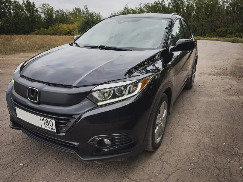 Продается отличный автомобиль марки honda hr-v 2019 года в комплектации ex-l. машину пригнали в 2023 году, на территории рф являюсь первым владельцем. обслуживание проходил своевременно по техническому регламенту. мотор 1,8 атмосферник, в отличном состоянии, работает ровно. пробег 110 000 км (оригинальный), коробка автомат, работает идеально. ходовая без нареканий. кожаный салон. бережная эксплуатация. расход топлива по городу 8-9 литров. заводские целые стекла. целые подушки безопасности. два комплекта ключей! honda hr-v - надежный не прихотливый автомобиль, полностью обслужен, не требует никаких вложений. в комплекте резина r17 зима и лето. также имеются камеры заднего вида и слепой зоны, установлен регистратор. бесключевой доступ и кнопка старт-стоп. являюсь собственником, документы в полном порядке, переоформление без проблем. цена: 2 150 000 рублей, торг у капота. собственник +79493322520 - г. макеевка 📞 звоните: +7(949)3322520 - фотография - 2