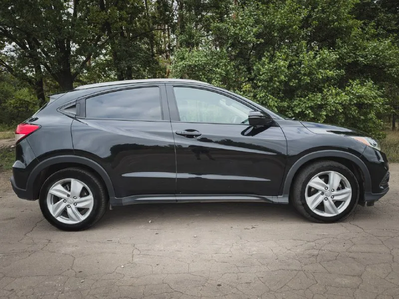 Продается отличный автомобиль марки honda hr-v 2019 года в комплектации ex-l. машину пригнали в 2023 году, на территории рф являюсь первым владельцем. обслуживание проходил своевременно по техническому регламенту. мотор 1,8 атмосферник, в отличном состоянии, работает ровно. пробег 110 000 км (оригинальный), коробка автомат, работает идеально. ходовая без нареканий. кожаный салон. бережная эксплуатация. расход топлива по городу 8-9 литров. заводские целые стекла. целые подушки безопасности. два комплекта ключей! honda hr-v - надежный не прихотливый автомобиль, полностью обслужен, не требует никаких вложений. в комплекте резина r17 зима и лето. также имеются камеры заднего вида и слепой зоны, установлен регистратор. бесключевой доступ и кнопка старт-стоп. являюсь собственником, документы в полном порядке, переоформление без проблем. цена: 2 150 000 рублей, торг у капота. собственник +79493322520 - г. макеевка 📞 звоните: +7(949)3322520 - фотография - 3