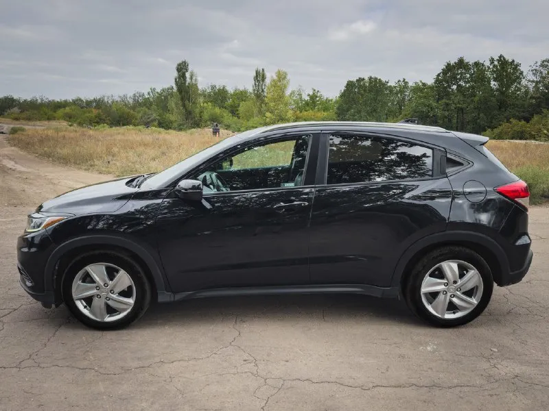 Продается отличный автомобиль марки honda hr-v 2019 года в комплектации ex-l. машину пригнали в 2023 году, на территории рф являюсь первым владельцем. обслуживание проходил своевременно по техническому регламенту. мотор 1,8 атмосферник, в отличном состоянии, работает ровно. пробег 110 000 км (оригинальный), коробка автомат, работает идеально. ходовая без нареканий. кожаный салон. бережная эксплуатация. расход топлива по городу 8-9 литров. заводские целые стекла. целые подушки безопасности. два комплекта ключей! honda hr-v - надежный не прихотливый автомобиль, полностью обслужен, не требует никаких вложений. в комплекте резина r17 зима и лето. также имеются камеры заднего вида и слепой зоны, установлен регистратор. бесключевой доступ и кнопка старт-стоп. являюсь собственником, документы в полном порядке, переоформление без проблем. цена: 2 150 000 рублей, торг у капота. собственник +79493322520 - г. макеевка 📞 звоните: +7(949)3322520 - фотография - 4