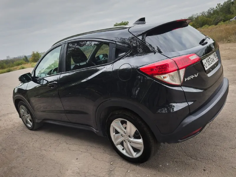 Продается отличный автомобиль марки honda hr-v 2019 года в комплектации ex-l. машину пригнали в 2023 году, на территории рф являюсь первым владельцем. обслуживание проходил своевременно по техническому регламенту. мотор 1,8 атмосферник, в отличном состоянии, работает ровно. пробег 110 000 км (оригинальный), коробка автомат, работает идеально. ходовая без нареканий. кожаный салон. бережная эксплуатация. расход топлива по городу 8-9 литров. заводские целые стекла. целые подушки безопасности. два комплекта ключей! honda hr-v - надежный не прихотливый автомобиль, полностью обслужен, не требует никаких вложений. в комплекте резина r17 зима и лето. также имеются камеры заднего вида и слепой зоны, установлен регистратор. бесключевой доступ и кнопка старт-стоп. являюсь собственником, документы в полном порядке, переоформление без проблем. цена: 2 150 000 рублей, торг у капота. собственник +79493322520 - г. макеевка 📞 звоните: +7(949)3322520 - фотография - 5