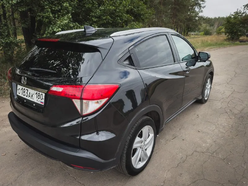 Продается отличный автомобиль марки honda hr-v 2019 года в комплектации ex-l. машину пригнали в 2023 году, на территории рф являюсь первым владельцем. обслуживание проходил своевременно по техническому регламенту. мотор 1,8 атмосферник, в отличном состоянии, работает ровно. пробег 110 000 км (оригинальный), коробка автомат, работает идеально. ходовая без нареканий. кожаный салон. бережная эксплуатация. расход топлива по городу 8-9 литров. заводские целые стекла. целые подушки безопасности. два комплекта ключей! honda hr-v - надежный не прихотливый автомобиль, полностью обслужен, не требует никаких вложений. в комплекте резина r17 зима и лето. также имеются камеры заднего вида и слепой зоны, установлен регистратор. бесключевой доступ и кнопка старт-стоп. являюсь собственником, документы в полном порядке, переоформление без проблем. цена: 2 150 000 рублей, торг у капота. собственник +79493322520 - г. макеевка 📞 звоните: +7(949)3322520 - фотография - 6