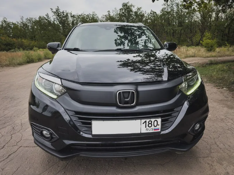 Продается отличный автомобиль марки honda hr-v 2019 года в комплектации ex-l. машину пригнали в 2023 году, на территории рф являюсь первым владельцем. обслуживание проходил своевременно по техническому регламенту. мотор 1,8 атмосферник, в отличном состоянии, работает ровно. пробег 110 000 км (оригинальный), коробка автомат, работает идеально. ходовая без нареканий. кожаный салон. бережная эксплуатация. расход топлива по городу 8-9 литров. заводские целые стекла. целые подушки безопасности. два комплекта ключей! honda hr-v - надежный не прихотливый автомобиль, полностью обслужен, не требует никаких вложений. в комплекте резина r17 зима и лето. также имеются камеры заднего вида и слепой зоны, установлен регистратор. бесключевой доступ и кнопка старт-стоп. являюсь собственником, документы в полном порядке, переоформление без проблем. цена: 2 150 000 рублей, торг у капота. собственник +79493322520 - г. макеевка 📞 звоните: +7(949)3322520 - фотография - 7