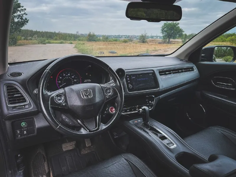 Продается отличный автомобиль марки honda hr-v 2019 года в комплектации ex-l. машину пригнали в 2023 году, на территории рф являюсь первым владельцем. обслуживание проходил своевременно по техническому регламенту. мотор 1,8 атмосферник, в отличном состоянии, работает ровно. пробег 110 000 км (оригинальный), коробка автомат, работает идеально. ходовая без нареканий. кожаный салон. бережная эксплуатация. расход топлива по городу 8-9 литров. заводские целые стекла. целые подушки безопасности. два комплекта ключей! honda hr-v - надежный не прихотливый автомобиль, полностью обслужен, не требует никаких вложений. в комплекте резина r17 зима и лето. также имеются камеры заднего вида и слепой зоны, установлен регистратор. бесключевой доступ и кнопка старт-стоп. являюсь собственником, документы в полном порядке, переоформление без проблем. цена: 2 150 000 рублей, торг у капота. собственник +79493322520 - г. макеевка 📞 звоните: +7(949)3322520 - фотография - 9