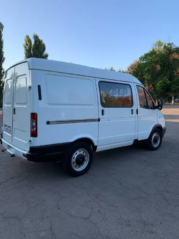 Продам газель соболь 2004 г. с 2012 года в одних руках. автомобиль в хорошем состоянии, двигатель 405 инжектор и ходовая в порядке, редуктор не гудит не воет, коробка переключает отлично посторонних шумов нет, рама вся целая, днище, арки пороги все целое, остекление все заводское, гидро-усилитель руля работает исправно, за все время существования 2 хозяина, резина новая не проехала и 1000 км, переоформление без проблем документы в порядке, магнитола aux, usb, цена данного авто 585000 т. р торг реальному покупателю у капота. контакты для связи: +7949-521-31-10 +7949-482-25-82 осмотр г. харцызск. так же если не дозвонитесь на этом номере есть телеграмм, всем удачи 👍 📲 tg: bogdan v. 📞 звоните: +7(949)5213110 - фотография - 3