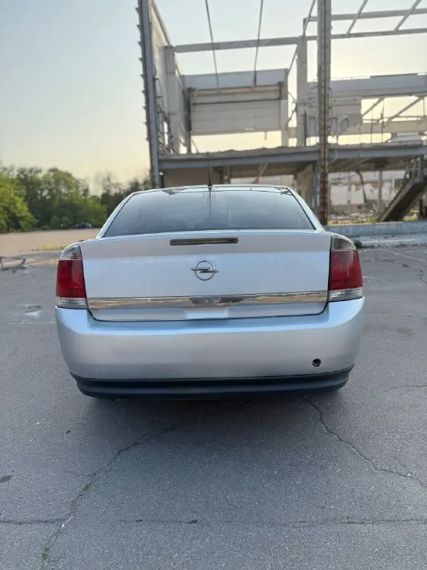 Продам опель вектра с 2005 года, пробег 235 000 тысяч, объем 3,2 газ/бензин. машина в хорошем состоянии, чек не горит, двигатель работает ровно. стоит новое газовое оборудование с начала 2025 года, продажа на новой летней резине r 16. с документами все впорядки. в конце 2024 года была призведена замена ходовки в круг, включая амортизаторы, стойки, усиленные пружины. масло и фильтра менялись каждые 7000 т. стоит магнитофон teyes, камера заднего вида. машина в дтп не участвовала. цена 510 торг. номер для связи +79493496760 - фотография - 2