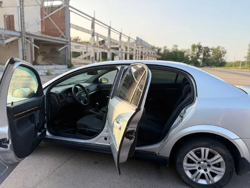 Продам опель вектра с 2005 года, пробег 235 000 тысяч, объем 3,2 газ/бензин. машина в хорошем состоянии, чек не горит, двигатель работает ровно. стоит новое газовое оборудование с начала 2025 года, продажа на новой летней резине r 16. с документами все впорядки. в конце 2024 года была призведена замена ходовки в круг, включая амортизаторы, стойки, усиленные пружины. масло и фильтра менялись каждые 7000 т. стоит магнитофон teyes, камера заднего вида. машина в дтп не участвовала. цена 510 торг. номер для связи +79493496760 - фотография - 7