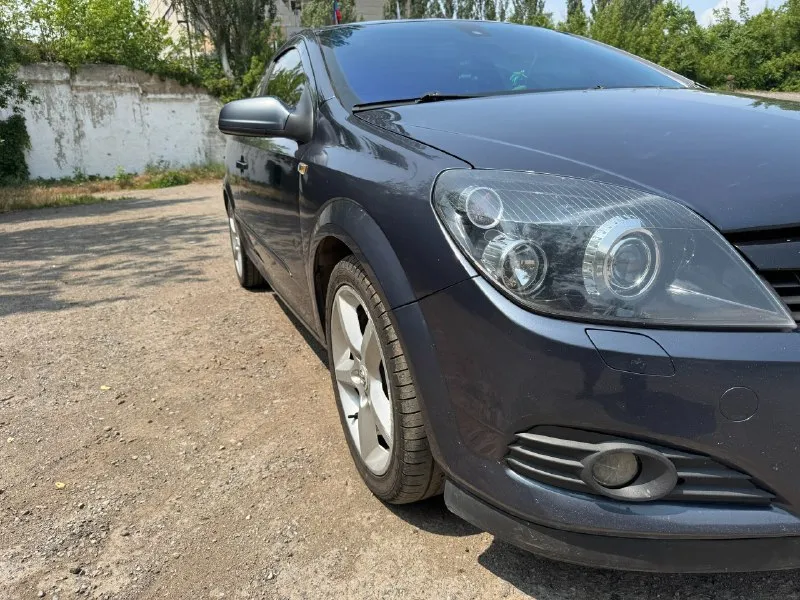 Собственник 1,5 года продам opel астра gtc 2008. полноценный автомат 1,8. вся история зеленая, отчет скину✅ в одном окрасе, крашен только капот от сколов(кузов оцинкован) комплектация cosmo техническое состояние, готов на любые проверки, на любом сто за авто не стыдно. масло каждые 5 тысяч без дтп круиз, климат фары в броне пленке, есть автозапуск, сигнализация, в машине работает все от лампочек до кондиционера. прошита евро2 все динамики новые, разведена проводка на музыку все грамотно. продаю с оформлением, в гаи. 720000т. р +79496371326 торг только реальному покупателю. 📞 звоните: +7(949)6371326 - фотография - 2