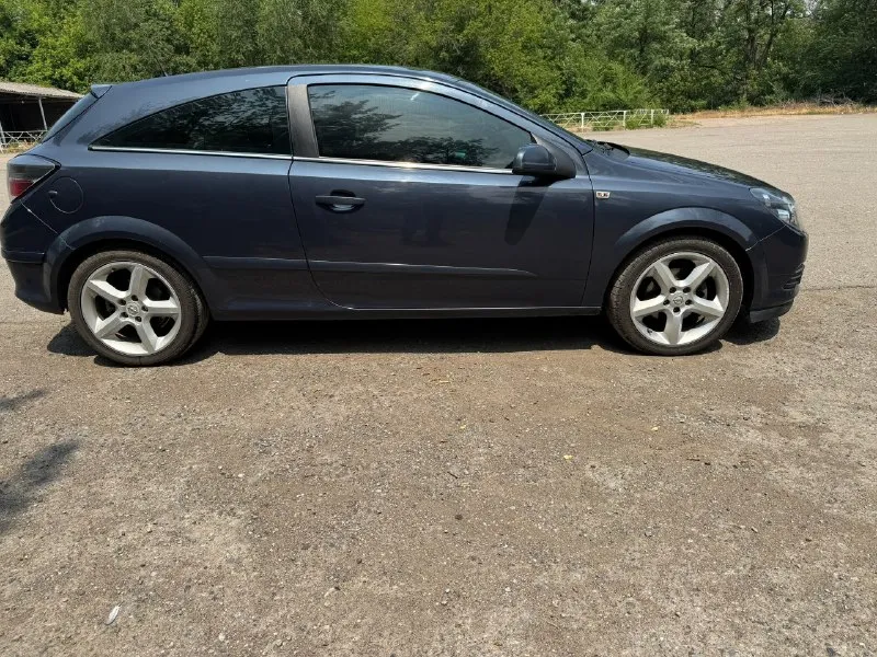 Собственник 1,5 года продам opel астра gtc 2008. полноценный автомат 1,8. вся история зеленая, отчет скину✅ в одном окрасе, крашен только капот от сколов(кузов оцинкован) комплектация cosmo техническое состояние, готов на любые проверки, на любом сто за авто не стыдно. масло каждые 5 тысяч без дтп круиз, климат фары в броне пленке, есть автозапуск, сигнализация, в машине работает все от лампочек до кондиционера. прошита евро2 все динамики новые, разведена проводка на музыку все грамотно. продаю с оформлением, в гаи. 720000т. р +79496371326 торг только реальному покупателю. 📞 звоните: +7(949)6371326 - фотография - 5