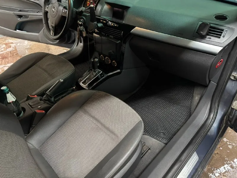 Собственник 1,5 года продам opel астра gtc 2008. полноценный автомат 1,8. вся история зеленая, отчет скину✅ в одном окрасе, крашен только капот от сколов(кузов оцинкован) комплектация cosmo техническое состояние, готов на любые проверки, на любом сто за авто не стыдно. масло каждые 5 тысяч без дтп круиз, климат фары в броне пленке, есть автозапуск, сигнализация, в машине работает все от лампочек до кондиционера. прошита евро2 все динамики новые, разведена проводка на музыку все грамотно. продаю с оформлением, в гаи. 720000т. р +79496371326 торг только реальному покупателю. 📞 звоните: +7(949)6371326 - фотография - 8