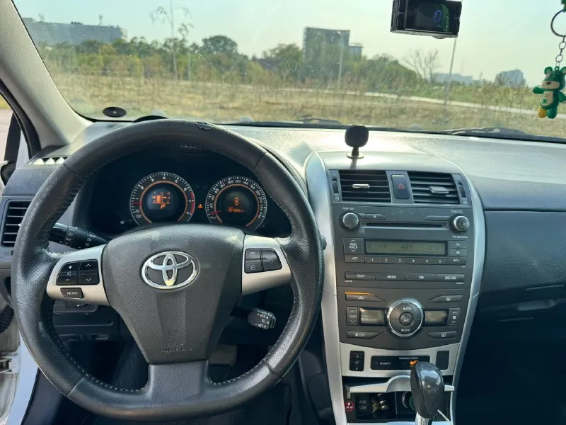 Toyota corolla е150 рестайлинг 1.6 at 2010 г, пробег 253.000 км. цена 860 тыс. р рестайлинг версия. машина в хорошем техническом состоянии. максимальная комплектация, климат-контроль двухзонный, круиз контроль. коробка автомат. все стеклоподьемники электрические. регулировка зеркал по кнопке. из последнего сделано то: замена масла и фильтров 1 тысячу км назад. 10 тысяч назад заменены: антифриз, тормозная жидкость, масло в коробке. 15 тысяч назад поставлен новый аккумулятор. 20 тысяч назад поставлен полностью новый генератор. то машина проходила каждые 7-8 тысяч. имеются дефекты по кузову, фото предоставлены в подборке. (докину в комментариях еще) я четвертый владелец. место осмотра ростова/таганрог. при покупке могу приехать. телефон: 79094008090 📞 звоните: +7(909)4008090 - фотография - 2