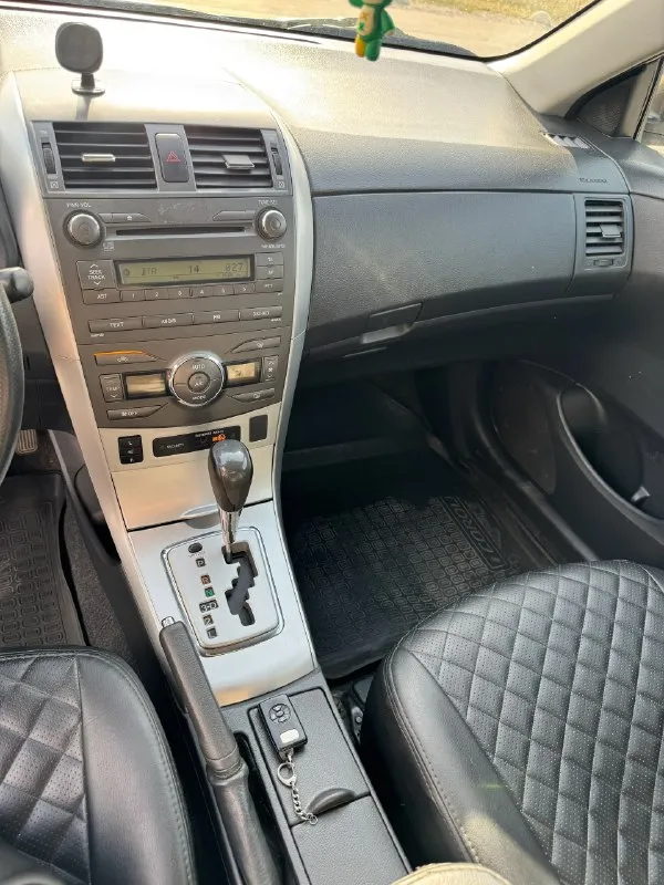 Toyota corolla е150 рестайлинг 1.6 at 2010 г, пробег 253.000 км. цена 860 тыс. р рестайлинг версия. машина в хорошем техническом состоянии. максимальная комплектация, климат-контроль двухзонный, круиз контроль. коробка автомат. все стеклоподьемники электрические. регулировка зеркал по кнопке. из последнего сделано то: замена масла и фильтров 1 тысячу км назад. 10 тысяч назад заменены: антифриз, тормозная жидкость, масло в коробке. 15 тысяч назад поставлен новый аккумулятор. 20 тысяч назад поставлен полностью новый генератор. то машина проходила каждые 7-8 тысяч. имеются дефекты по кузову, фото предоставлены в подборке. (докину в комментариях еще) я четвертый владелец. место осмотра ростова/таганрог. при покупке могу приехать. телефон: 79094008090 📞 звоните: +7(909)4008090 - фотография - 4