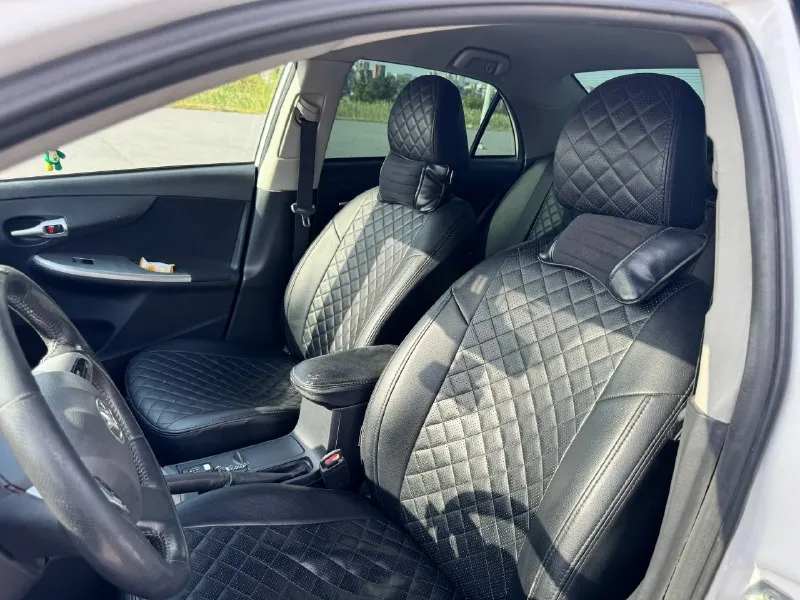 Toyota corolla е150 рестайлинг 1.6 at 2010 г, пробег 253.000 км. цена 860 тыс. р рестайлинг версия. машина в хорошем техническом состоянии. максимальная комплектация, климат-контроль двухзонный, круиз контроль. коробка автомат. все стеклоподьемники электрические. регулировка зеркал по кнопке. из последнего сделано то: замена масла и фильтров 1 тысячу км назад. 10 тысяч назад заменены: антифриз, тормозная жидкость, масло в коробке. 15 тысяч назад поставлен новый аккумулятор. 20 тысяч назад поставлен полностью новый генератор. то машина проходила каждые 7-8 тысяч. имеются дефекты по кузову, фото предоставлены в подборке. (докину в комментариях еще) я четвертый владелец. место осмотра ростова/таганрог. при покупке могу приехать. телефон: 79094008090 📞 звоните: +7(909)4008090 - фотография - 6