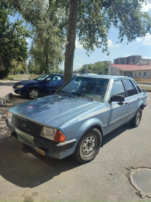 Ford escort 3 поколение хетчбэк 5-дв. 1.3 4mt 1983 на полном ходу 50 000р донецк днище хорошее, без гнили. электрика работает, свет яркий - ближний, дальний led лампы, сигнализация, 2 ключа, не гудит, не дымит, двигатель работает без проблем, передачи переключаются не выбивают, стоит газ евро 2/бензин карбюратор solex, расходники менялись, печка дует, магнитола, камера заднего вида, но камеру нужно подключить летом меняли грм, помпу, свечи, акб на новые, так же менялись ступичные подшипники, тормозные колодки и диски и заменили все прокладки из минусов вмятина на бампере сзади и заменить правый противотуманный фонарь, сломана ручка на пассажирской левой двери, но дверь открывает есть рыжики, в силу возраста учет временный днр продажа по тех паспорту цена 50 т. р донецк +7 949 847 88 89 📞 звоните: +7(949)8478889 - фотография - 3