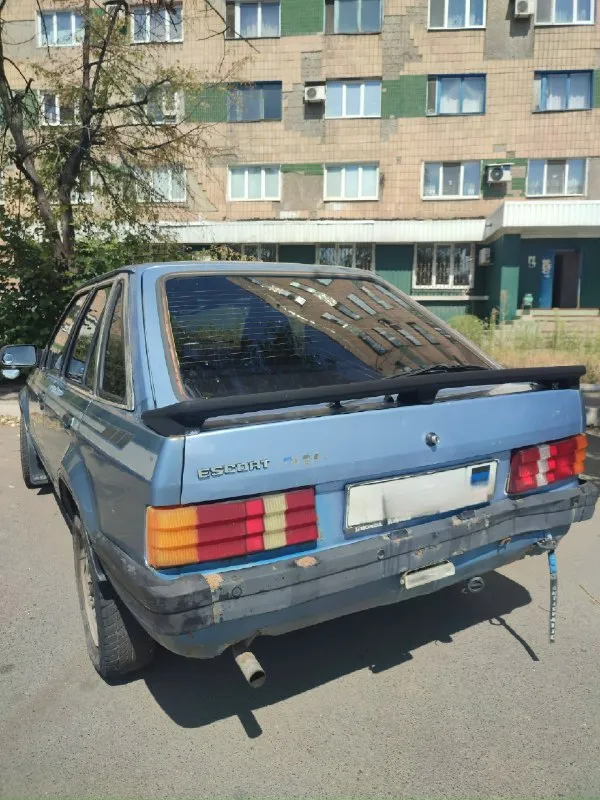 Ford escort 3 поколение хетчбэк 5-дв. 1.3 4mt 1983 на полном ходу 50 000р донецк днище хорошее, без гнили. электрика работает, свет яркий - ближний, дальний led лампы, сигнализация, 2 ключа, не гудит, не дымит, двигатель работает без проблем, передачи переключаются не выбивают, стоит газ евро 2/бензин карбюратор solex, расходники менялись, печка дует, магнитола, камера заднего вида, но камеру нужно подключить летом меняли грм, помпу, свечи, акб на новые, так же менялись ступичные подшипники, тормозные колодки и диски и заменили все прокладки из минусов вмятина на бампере сзади и заменить правый противотуманный фонарь, сломана ручка на пассажирской левой двери, но дверь открывает есть рыжики, в силу возраста учет временный днр продажа по тех паспорту цена 50 т. р донецк +7 949 847 88 89 📞 звоните: +7(949)8478889 - фотография - 4