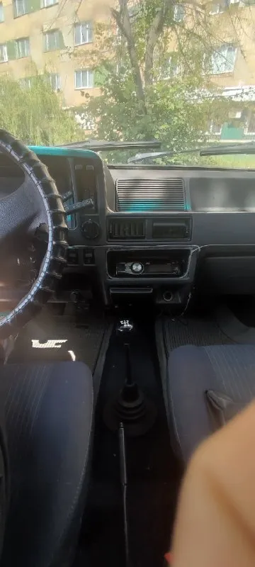 Ford escort 3 поколение хетчбэк 5-дв. 1.3 4mt 1983 на полном ходу 50 000р донецк днище хорошее, без гнили. электрика работает, свет яркий - ближний, дальний led лампы, сигнализация, 2 ключа, не гудит, не дымит, двигатель работает без проблем, передачи переключаются не выбивают, стоит газ евро 2/бензин карбюратор solex, расходники менялись, печка дует, магнитола, камера заднего вида, но камеру нужно подключить летом меняли грм, помпу, свечи, акб на новые, так же менялись ступичные подшипники, тормозные колодки и диски и заменили все прокладки из минусов вмятина на бампере сзади и заменить правый противотуманный фонарь, сломана ручка на пассажирской левой двери, но дверь открывает есть рыжики, в силу возраста учет временный днр продажа по тех паспорту цена 50 т. р донецк +7 949 847 88 89 📞 звоните: +7(949)8478889 - фотография - 7