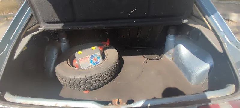 Ford escort 3 поколение хетчбэк 5-дв. 1.3 4mt 1983 на полном ходу 50 000р донецк днище хорошее, без гнили. электрика работает, свет яркий - ближний, дальний led лампы, сигнализация, 2 ключа, не гудит, не дымит, двигатель работает без проблем, передачи переключаются не выбивают, стоит газ евро 2/бензин карбюратор solex, расходники менялись, печка дует, магнитола, камера заднего вида, но камеру нужно подключить летом меняли грм, помпу, свечи, акб на новые, так же менялись ступичные подшипники, тормозные колодки и диски и заменили все прокладки из минусов вмятина на бампере сзади и заменить правый противотуманный фонарь, сломана ручка на пассажирской левой двери, но дверь открывает есть рыжики, в силу возраста учет временный днр продажа по тех паспорту цена 50 т. р донецк +7 949 847 88 89 📞 звоните: +7(949)8478889 - фотография - 8