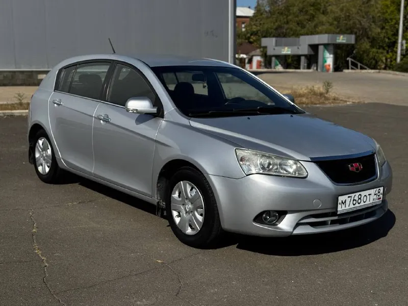 Jeely emgrand 2013 год, у авто 1 хозяин пробег 68000, мотор 1,5 работает без нареканий, коробка - механика, ( надежное сочетание), за автомобилем следили, все проблемные места обработаны антикоррозийкой(гаражное хранение), кондиционер работает отлично, по ходовой части все исправно, хорошая комплектация с подогревами сидений, полный электропакет, электроприводы зеркал. стекла включаю лобовое оригинал. так же отдам комплект зимний резины на дисках, торг присутствует. цена 525 000 +79497029215 📞 звоните: +7(949)7029215 - фотография - 2