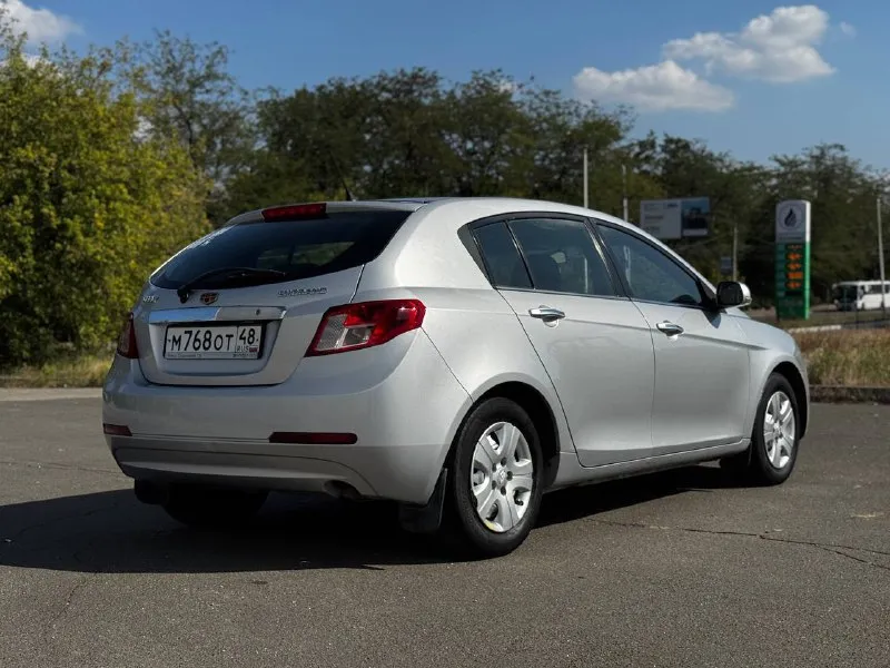 Jeely emgrand 2013 год, у авто 1 хозяин пробег 68000, мотор 1,5 работает без нареканий, коробка - механика, ( надежное сочетание), за автомобилем следили, все проблемные места обработаны антикоррозийкой(гаражное хранение), кондиционер работает отлично, по ходовой части все исправно, хорошая комплектация с подогревами сидений, полный электропакет, электроприводы зеркал. стекла включаю лобовое оригинал. так же отдам комплект зимний резины на дисках, торг присутствует. цена 525 000 +79497029215 📞 звоните: +7(949)7029215 - фотография - 3