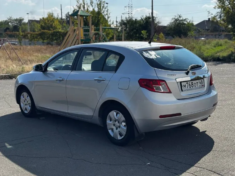 Jeely emgrand 2013 год, у авто 1 хозяин пробег 68000, мотор 1,5 работает без нареканий, коробка - механика, ( надежное сочетание), за автомобилем следили, все проблемные места обработаны антикоррозийкой(гаражное хранение), кондиционер работает отлично, по ходовой части все исправно, хорошая комплектация с подогревами сидений, полный электропакет, электроприводы зеркал. стекла включаю лобовое оригинал. так же отдам комплект зимний резины на дисках, торг присутствует. цена 525 000 +79497029215 📞 звоните: +7(949)7029215 - фотография - 4