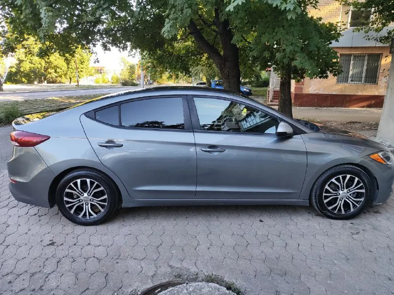 Продам hyundai elantra 2018 года. 2.0л(американка) коробка автомат. 156. тыс родного пробега!!! машина полностью в родной краске. все стекла родные! двигатель без нареканий, масло менялось каждые 5 тыс. км! коробка без нареканий! комплектация: мультируль, 4 стеклоподъёмника, кондиционер холодит хорошо, система курсовой устойчивости, круиз контроль есть sport режим и eco. салон хорошем состоянии! лето на титане. зима на штампах. 5npd74lf1jh345529 цена 1 500 000 руб. любые проверки на вашем сто. авто каждый день на ходу. +79493066569 +79493607476(telegram) 📲 tg: @zarya12595 📞 звоните: +7(949)3066569 - фотография - 4