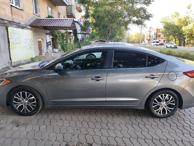 Продам hyundai elantra 2018 года. 2.0л(американка) коробка автомат. 156. тыс родного пробега!!! машина полностью в родной краске. все стекла родные! двигатель без нареканий, масло менялось каждые 5 тыс. км! коробка без нареканий! комплектация: мультируль, 4 стеклоподъёмника, кондиционер холодит хорошо, система курсовой устойчивости, круиз контроль есть sport режим и eco. салон хорошем состоянии! лето на титане. зима на штампах. 5npd74lf1jh345529 цена 1 500 000 руб. любые проверки на вашем сто. авто каждый день на ходу. +79493066569 +79493607476(telegram) 📲 tg: @zarya12595 📞 звоните: +7(949)3066569 - фотография - 5