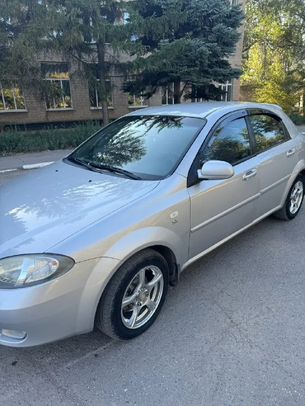 Продаю chevrolet lacetti hatchback 2005г. в.двигатель1.8л,16-клапанный, механика, мощность 122л. с. 118 000 родного пробега!!!продажа от собственника, автомобиль находится в отличном техническом состоянии,2-ой хозяин, владею с 2010 года. двигатель обслуживался регулярно, масло менялось каждые 5000 км. кондиционер заправлен, имеются два комплекта ключей, стекла все оригинальные. и трансмиссия находятся в идеальном рабочем состоянии. ремень грм заменен, установлен новый аккумулятор, недавно были заменены передние тормозные диски, задние тормозные колодки, тормозные поршни суппортов. остаток резины-сезон докатать. велюровый салон в отличном состоянии, не прокурен. по кузову ничего не менялось, весь в оригинале, была притертость, красилось переднее левое крыло и передняя левая дверь с переходом, в остальном краска оригинальная. имеется бортжурнал со всеми записями-что менялось, когда и на каком пробеге за последние 15 лет!!!цена-600 000 руб. телефон:+79494456376 сергей. посмотреть можно:днр, дон 📞 звоните: +7(949)4456376 - фотография - 10